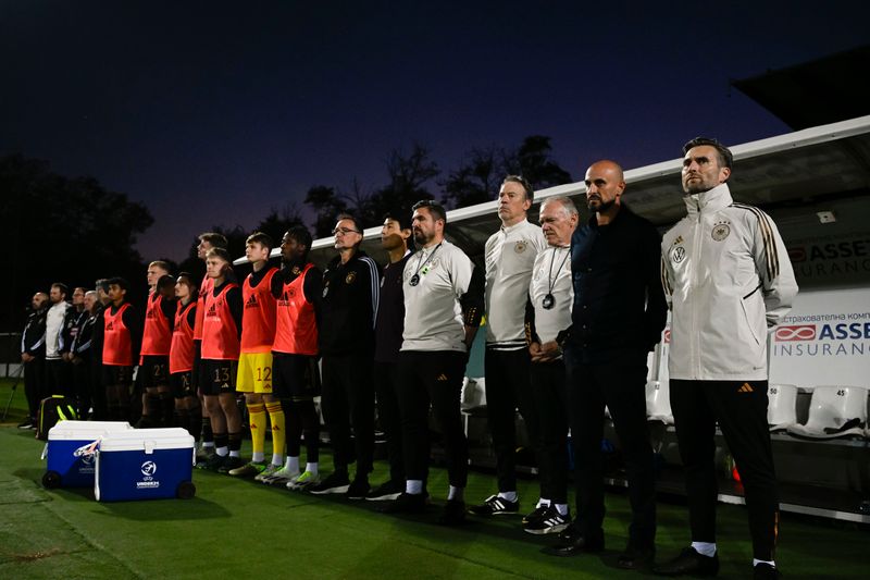 Nationaltrainer Antonio Di Salvo (zweiter von rechts) betreut den aktuelle U21-Kader seit Beginn der Qualifikation im Herbst 2023. Hier spielte man am 13. Oktober 2023 gegen Bulgarien.