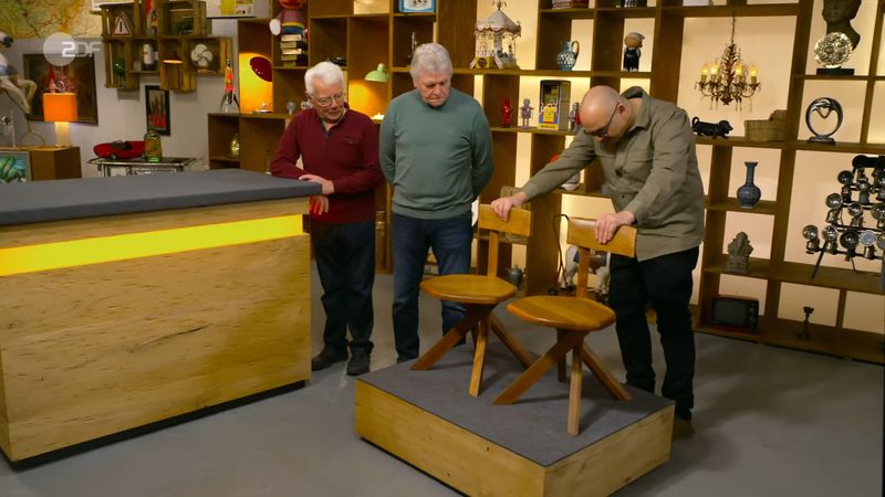 Experte Sven Deutschmanek betrachtete die Mitbringsel der Schwäger Erich und Fritz aus Karlsbad genau. Die beiden Holzstühle wirkten alles andere als neu, doch sah man ihnen auch eine Design-Finesse an.