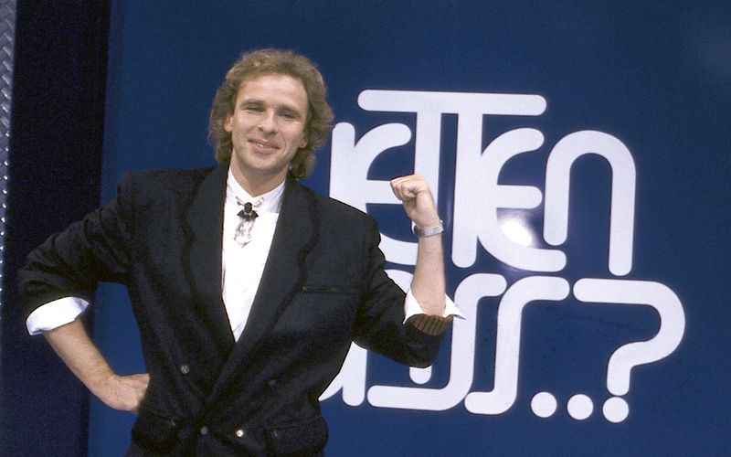 Zuletzt hatte er mit umstrittenen Äußerungen von sich reden gemacht, seinem Ruf als großer deutscher Entertainer wird das nicht geschadet haben. Thomas Gottschalk hat zweifelsohne Fernsehgeschichte geschrieben, und nicht nur mit "Wetten, dass..?" Nun feiert er seinen 75. Geburtstag. Bester Anlass für einen Blick zurück. Die Galerie zeigt neben Gottschalk weitere Show-Größen, die in den 1980er-Jahren die deutsche TV-Unterhaltung prägten.