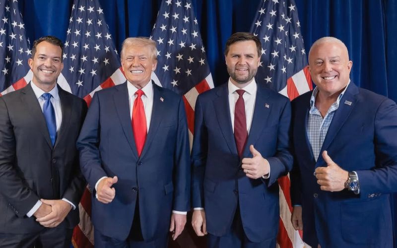 Machtzirkel: Trumps Nachbar Bill White (rechts), hier mit (von links) Bryan Eure, Präsident Trump und Vizepräsident Vance, wird US-Botschafter in Belgien. 
