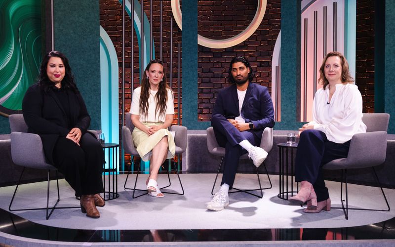 In der "Carolin Kebekus Show" sprachen, von links: Ikram Errahmouni-Rimi, Gastgeberin Carolin Kebekus, Said Etris Hashemi und Julia Duchrow.