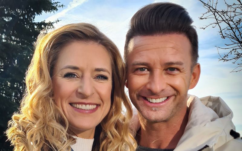 Stefanie Hertel und Marco Ventre begrüßen die Fans zur Live-Show aus Kärnten.
