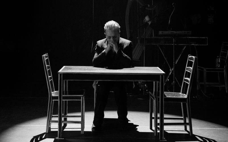 Ein Tisch und drei Stühle reichen: Anders als bei den aufwendigen Bühnenshows mit U2 setzt Bono bei seinen Solo-Auftritten auf Minimalismus.