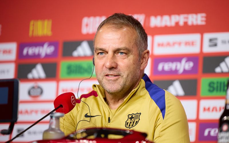 Was für eine Debütsaison für Hansi Flick beim FC Barcelona: Mit dem 2:0-Sieg gegen den Stadtrivalen Espanyol machte Barça den Meistertitel klar - und damit den dritten Titel in 2024/2025. Damit gehört Flick schon jetzt zu den erfolgreichsten deutschen Fußballtrainern im Ausland. Wer noch dazuzählt, verrät die Galerie.