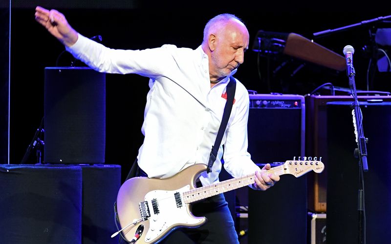 Die "Windmühlen-Technik" beherrscht Pete Townshend immer noch: Unlängst verkündeten der Gitarrist und sein The-Who-Kollege Roger Daltrey, dass sie noch ein letztes Mal auf Tournee gehen wollen. Und das, obwohl Townshend am 19. Mai bereits seinen 80. Geburtstags feiert. Ihm zu Ehren blickt die Galerie auf die größten Gitarristen aller Zeiten. Der Versuch eines Rankings. 