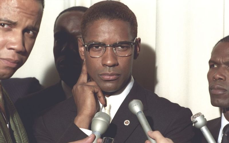 Vor genau 100 Jahren, am 19. Mai 1925, wurde Malcolm X, einer der berühmten Aktivisten der amerikanischen Geschichte geboren. Von seiner Rolle in der US-Bürgerrechtsbewegung erzählt die gleichnamige Filmbiografie von Spike Lee, die bis heute zu den größten ihres Genres zählt. Natürlich ist auch dieser Klassiker in unserer Galerie mit den besten Biopics aller Zeiten vertreten.