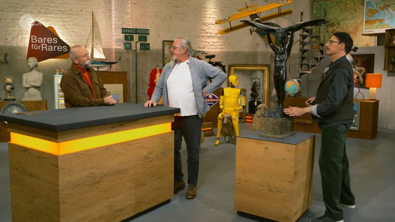 Horst Lichter durfte die Bronzefigur sofort unverhüllt sehen und war sofort von der Größe und der Darstellung begeistert. 
