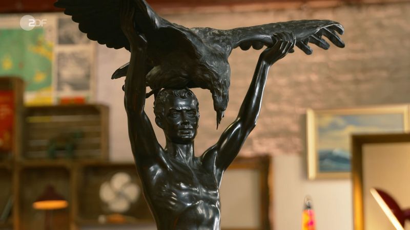 "Es handelt sich um eine Statuette, unterlebensgroß", inspizierte Colmar Schulte-Goltz die imposante Figur. Die Verbindung aus gegossener Bronze und dem Natursteinsockel hielt er für "sehr eindrucksvoll gemacht". Aufgrund der Größe hoffte der Verkäufer auf 10.000 Euro für die Statuette von Franz Iffland. 6.500 bis 7.000 Euro hielt auch der Experte für realistisch.
