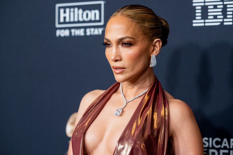 Schummeln erlaubt? Manchmal muss man eben ein wenig nachhelfen, um ewig jung - oder wenigstens ein paar Jahre jünger - zu bleiben. Manche Stars wie Jennifer Lopez nahmen es mit der eigenen Altersangabe nicht ganz so genau ...
