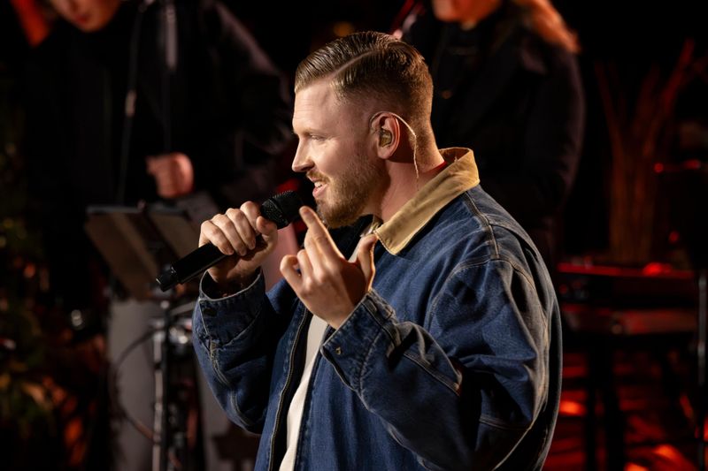 Rapper FiNCH wünschte sich in seiner Version von "Sommer, Sonne, Depressionen" wieder 20 zu sein.