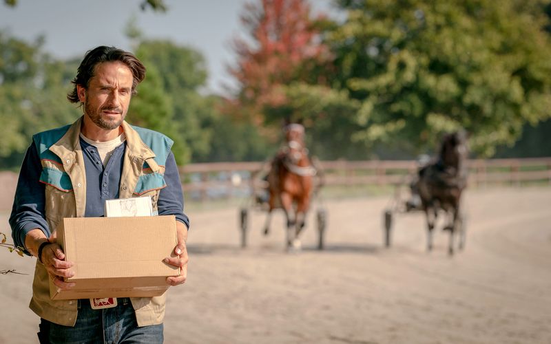 Als Paketbote liefert Henry (Oliver Mommsen) gelegentlich auch an der Trabrennbahn aus. Das bringt ihn bald auf eine Idee. 