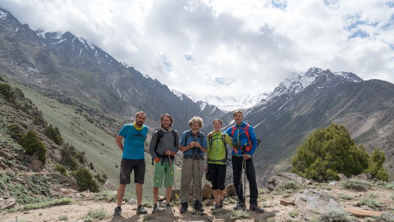 Reinhold Messner (Mitte) und das Filmteam bei der Reise 2019, die ihn zurück zum Nanga Parbat führte, auf dem sein Bruder Günther 1970 ums Leben kam. Auch Messners Sohn Simon (rechts) begleitete seinen Vater. 