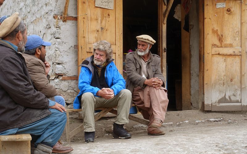 Reinhold Messner mit Einheimischen in Tarishing / Pakistan: Die ältere Generation erinnert sich noch an die Expedition von 1970. Einer der Männer erzählt, er habe die Mengen an eingesetztem Material bestaunt. Für Kinder heute klängen solche Geschichten wie Märchen.
