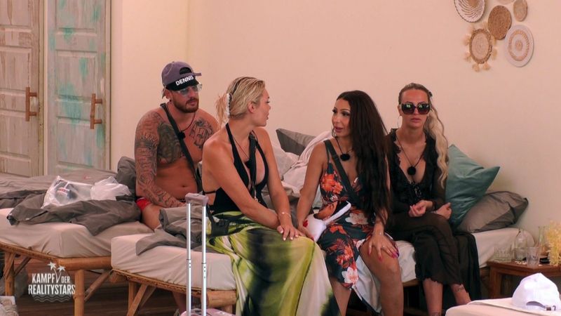 Pinar Sevim (Zweite von rechts) wurde von den Salaisten als erster Neuzugang in Folge drei herzlich scheinheilig begrüßt.