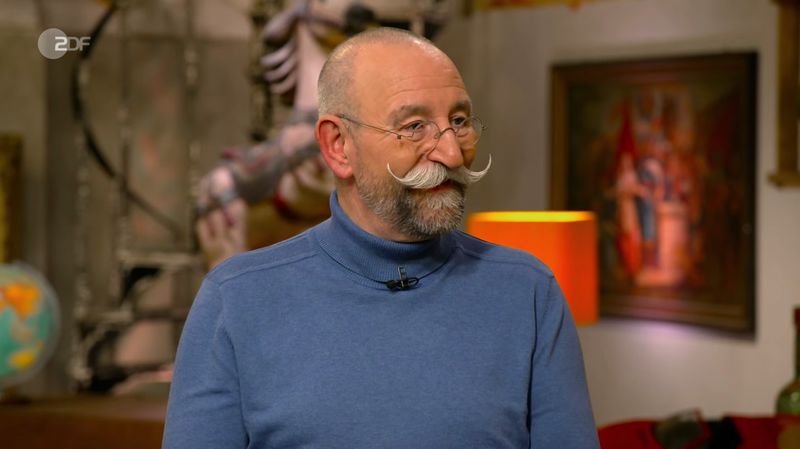 "Das sieht gut aus", flötete Lichter, als er die beiden Objekte hinter dem Experten-Pult genauer betrachtete. Sven Deutschmanek fand sie hingegen "speziell" und stand "zwischen den Stühlen".