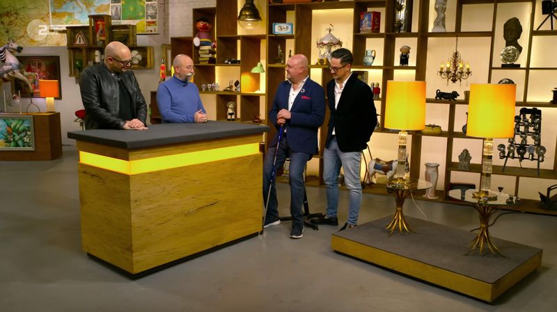 Verkäufer Andreas hatte die Tische immer wieder verschoben, aber nie einen schönen Platz in seiner Wohnung gefunden. "Jetzt will ich mich davon trennen", erklärte er Horst Lichter (Zweiter von links) in der Montagsausgabe der ZDF-Trödelshow "Bares für Rares".  