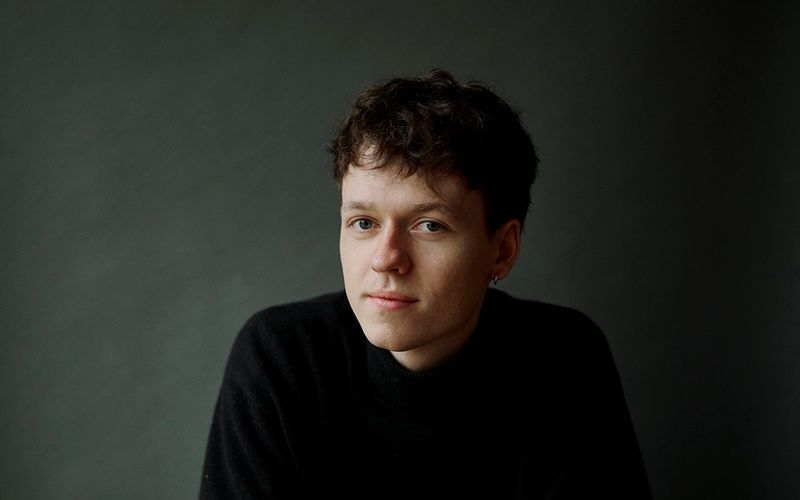 Im Interview spricht Schauspieler Jeremias Meyer über seine Erfahrungen am Set der neuen ZDFneo-Serie "Tschappel", seine Pläne nach dem Abitur und darüber, wie es ist, einen Dialekt zu lernen. 