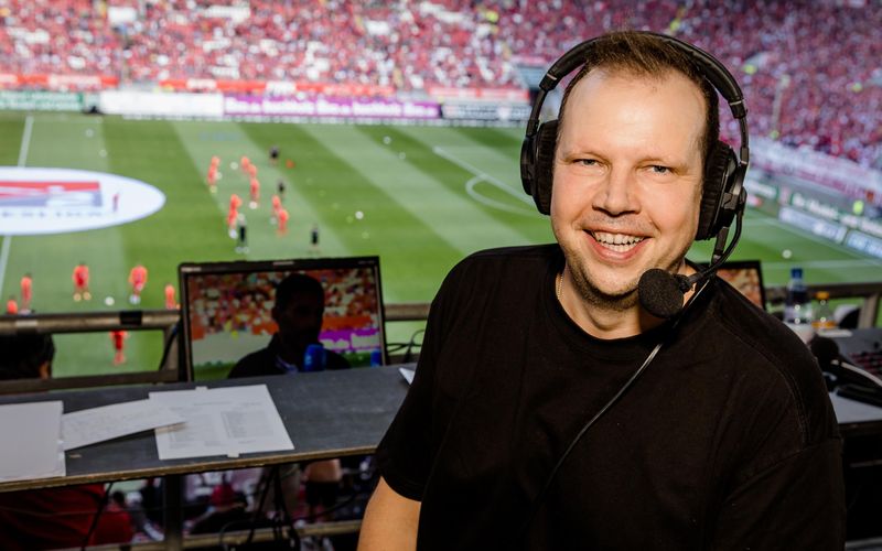 SAT.1 überträgt beide Relegationsspiele zwischen Heidenheim und Elversberg. Im Bild: Kommentator Wolff-Christoph Fuss.