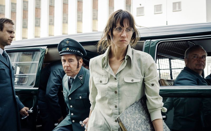 Ulrike Meinhof (Tatiana Nekrasov) kommt in der JVA Stuttgart Stammheim an. Die Ex-Journalistin wirkt in der Gruppe der übrigen Gefangenen etwas isoliert.