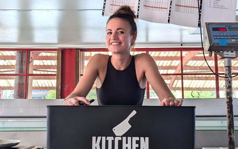 Clara Hunger stellt sich für ihren Chef Max Strohe der "Kitchen"-Challenge.