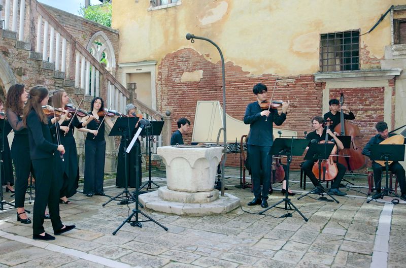 Im Palazzo Grassi wird der Frühling von Théotime Langlois de Swarte und den Musikern des Ensembles Le Consort mit barocken Instrumenten aufgeführt.