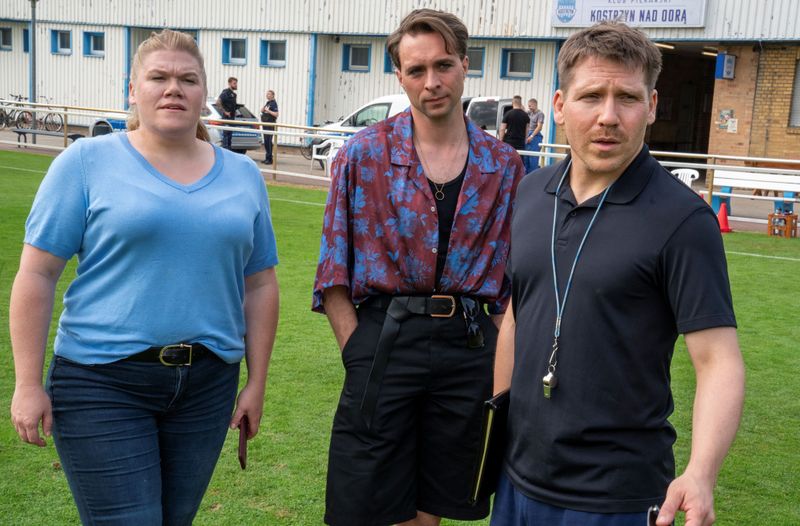 Vincent Ross (André Kaczmarczyk, zweiter von links) und Alexandra Luschke (Gisa Flake) ermitteln im neuen deutsch-polnischen "Polizeiruf" im Fußballverein von Trainer Hannes Kirchner (Hanno Koffler).
