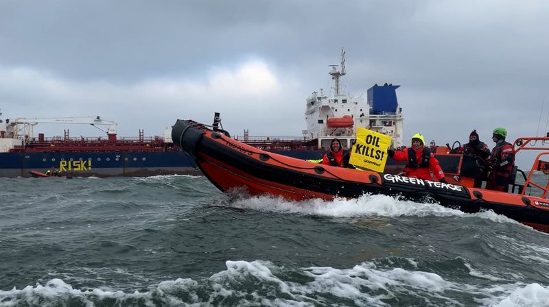 Protestaktion auf der Ostsee: Greenpeace-Aktivisten markieren einen russischen Schattentanker als "Risiko-Schiff". Aus ihrer Sicht wird noch immer zu wenig gegen die Schattenflotte unternommen.