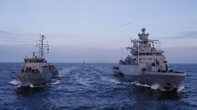 Eine Korvette und ein Minenjagdboot der deutschen Marine werden auf der Ostsee vor Bornholm betankt. In diesem Seegebiet verkehrt die russische Schattenflotte.