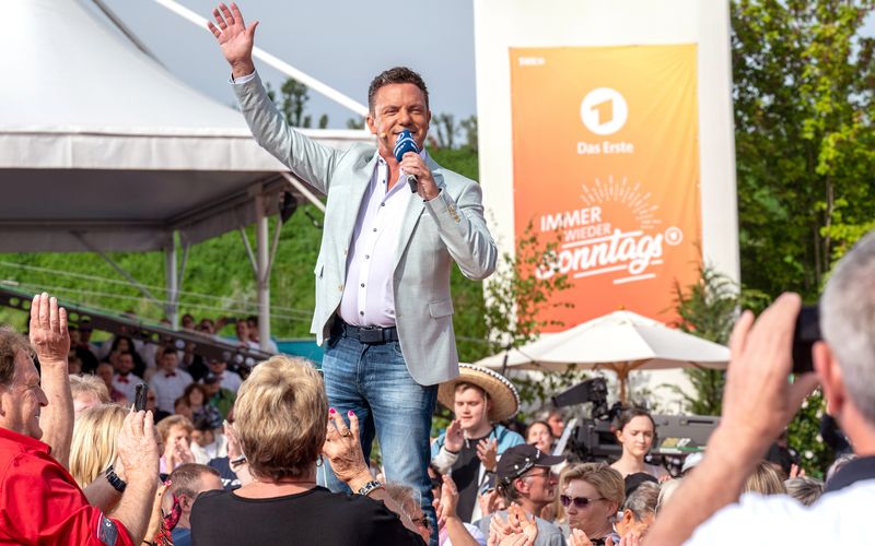 Seit 20 Jahren führt Stefan Mross mit guter Laune und frechen Sprüchen im Europa-Park Rust durch die Unterhaltungsshow "Immer wieder sonntags". 