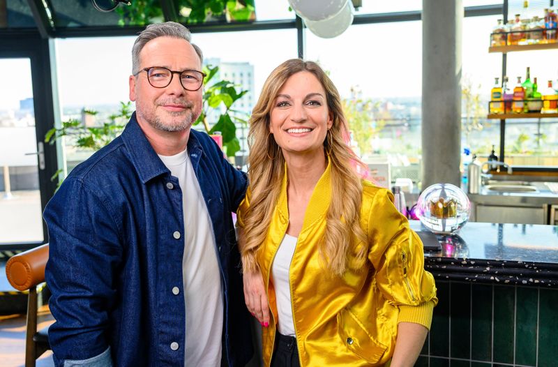 90 Minuten für 30 Jahre Radiogeschichte. Moderatorin Freddi Schürheck, die durch "1Live macht Stars - Die Story" führt, spricht mit Matthias Opdenhövel, der bei 1Live moderierte und später beim Fernsehen Karriere machte. Die Doku, die auch als Dreiteiler in der Mediathek zu finden ist, widmet sich Vergangenheit, Gegenwart und Zukunft des Senders.