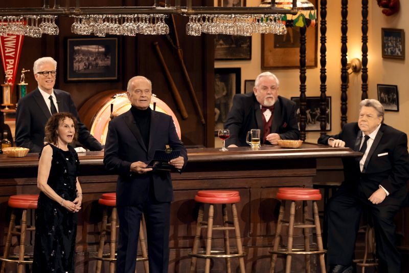 Bei der Emmy-Verleihung 2024 standen die Stars von "Cheers" noch einmal gemeinsam auf der Bühne: (von links) Ted Danson, Rhea Perlman, Kelsey Grammer, John Ratzenberger und George Wendt.