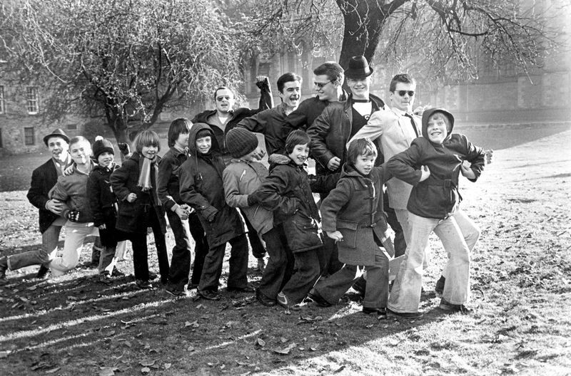 "Ministerium für albernes Gehen": Nicht nur Monty Python trugen mit diesem Begriff zur Popkultur bei, die Londoner Band Madness brachte ihn Anfang der 80-er auch unters Volk - und übten ihn mit Schulkindern.