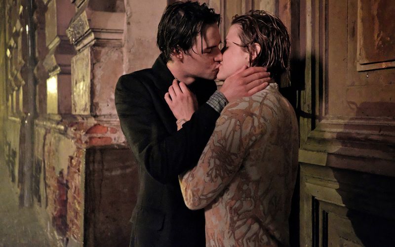 Im Berlin der wilden 20er-Jahre lernt die aus Bautzen zugezogene Helene (Mala Emde) ihre große Liebe Karl (Thomas Prenn) kennen. Doch das Glück bleibt der weiblichen Hauptfigur der Literaturverfilmung "Die Mittagsfrau" nicht mehr lange erhalten. 3sat zeigt den Kinofilm von 2023 als deutsche Free TV-Premiere.