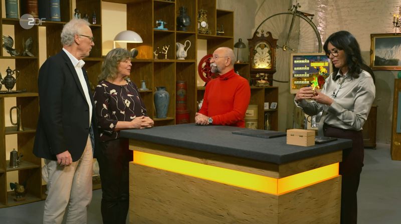 Angelika und Dieter aus Kempen wollten eine kleine Blechdose nicht länger in der Schublade behalten und suchten jemanden, der "mehr Freude daran hat". Expertin Heide Rezepa-Zabel erkannte das Familienerbstück von Dieters Mutter als Schnupftabakdose aus vergoldetem Silber. Die Mutter hatte es als Schmuckdose verwendet. 