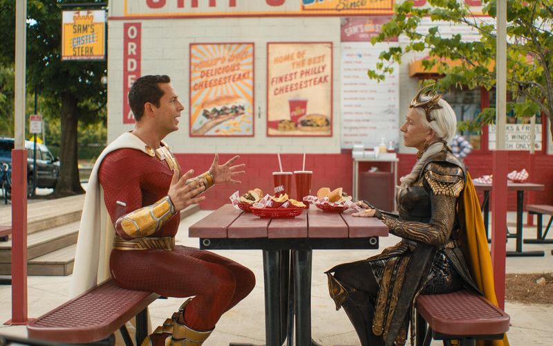Ein Plausch unter Feinden: In "Shazam! Fury of the Gods" trifft der Titelheld (Zachary Levi) auf  die Titanen-Tochter Hespera (Helen Mirren).
