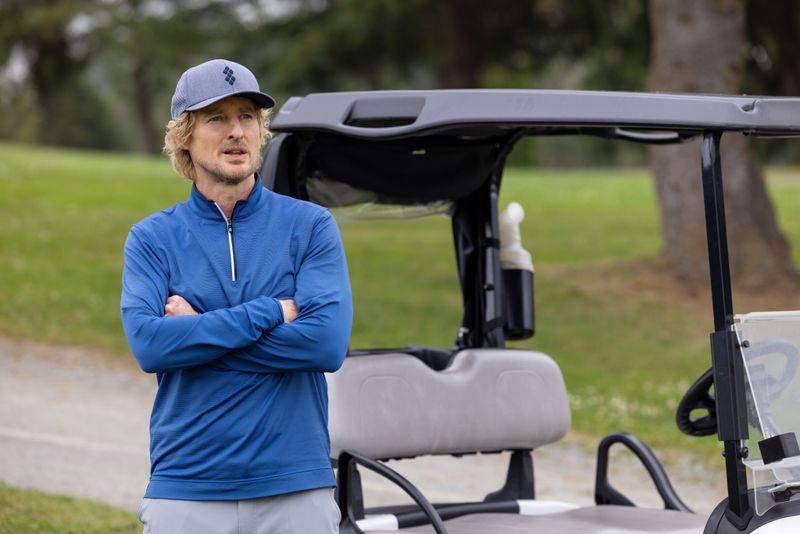 Mit Filmen wie "Zoolander" und "Nachts im Museum" bewies Hollywoodstar Owen Wilson sein Talent als Komödiant. Nun führt er die Golf-Comedyserie "Stick" (ab 4. Juni, Apple TV+) an, die er auch produzierte. Wilson spielt den Ex-Profi Pryce, der Frau und Job verliert und nun alles daran setzt, sein Comeback auf dem Golfplatz zu feiern: als Coach des Teenie-Wunderkindes Santi.