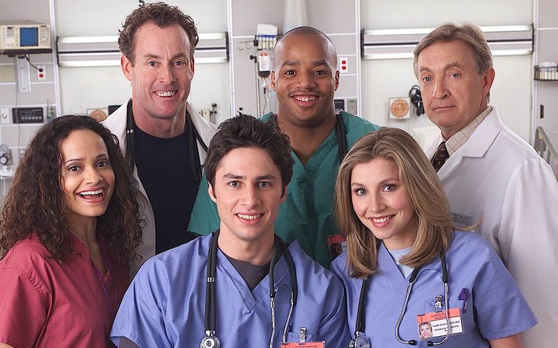  Kann man (halbwegs) authentisch den herausfordernden Alltag junger Ärzte zeigen - und dabei trotzdem die Lacher auf seiner Seite haben? Man kann! "Scrubs" (2001-2010) erzählte mit Witz über "Die Anfänger" (so der deutsche Untertitel) am fiktiven "Sacred Heart Hospital" und machte seine Darsteller zu (Sitcom-)Stars. Nun, so melden US-Medien übereinstimmend, ist eine Neuauflage geplant - mit Hauptdarsteller Zach Braff (dritter von links) ...