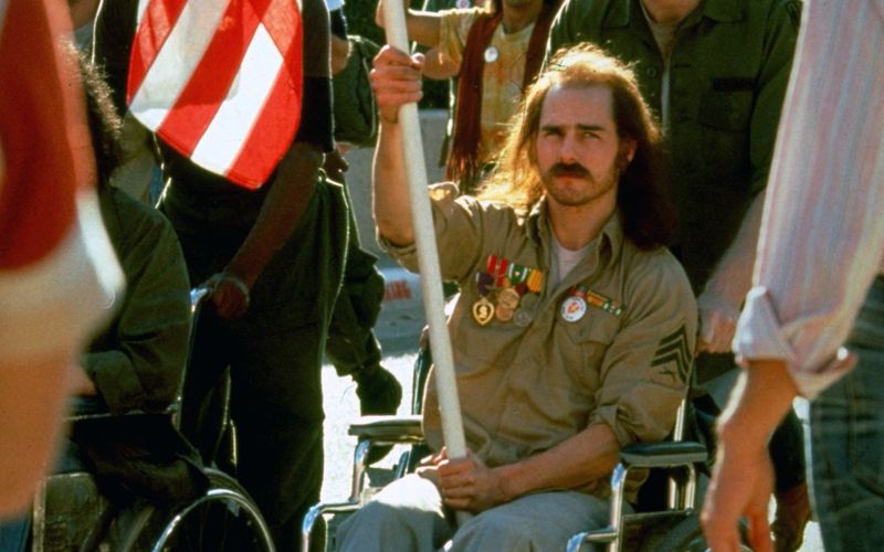 Der desillusionierte Veteran Ron (Tom Cruise) engagiert sich vehement gegen den Vietnam-Krieg. 