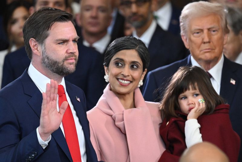 Vorläufiger Höhepunkt in der Karriere eines Mannes aus der Unterschicht: J.D. Vance (links) wird zum 50. US-Vizepräsidenten vereidigt. Auch seine Ehefrau Usha ist stolz. Die Doku "Trumps Mann fürs Grobe - Wie viel Macht hat J.D. Vance?" zeichnet das Porträt eines ungewöhnlichen Mannes und Politikers - mit gefährlichen Überzeugungen.