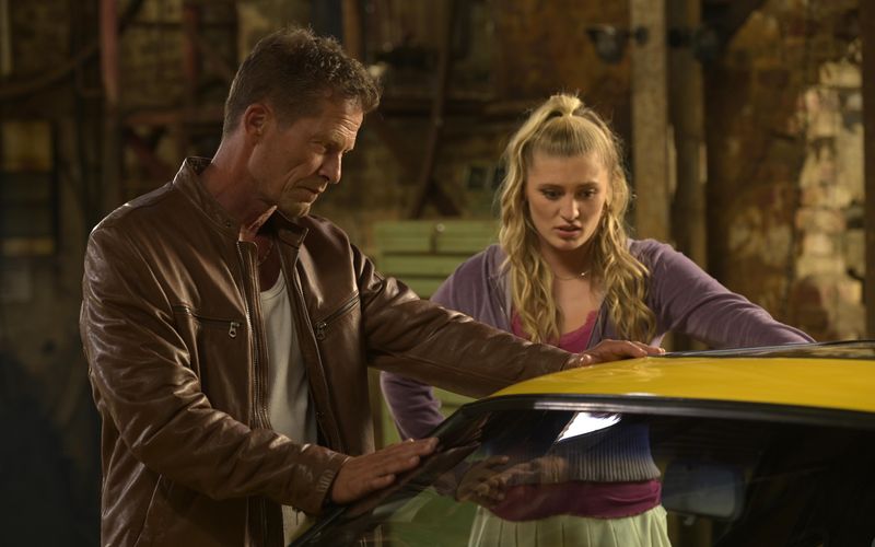 Er ist es, er ist es wirklich: In "Manta Manta - Zwoter Teil" finden Til Schweiger (Bild, mit Luna Schweiger) und der alte Kultwagen, der schon in den frühen 90-ern viele PS- und Filmfans begeisterte, endlich wieder zusammen.