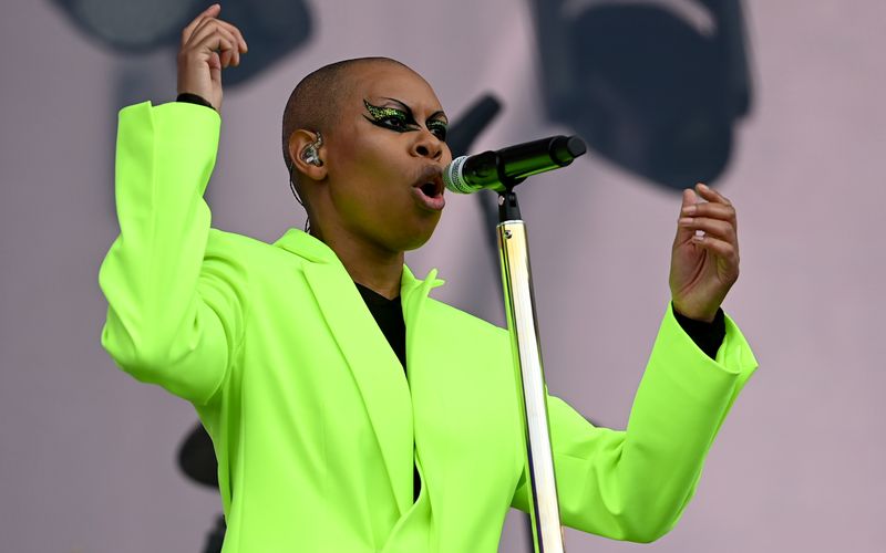 Seit über 30 Jahren eine echte Urgewalt: Sängerin Skin und ihre Band Skunk Anansie veröffentlichen mit "The Painful Truth" ein neues Album. In der Galerie feiern wir die Sängerin sowie weitere legendäre Frontfrauen und -männer, die Rockgeschichte schrieben.