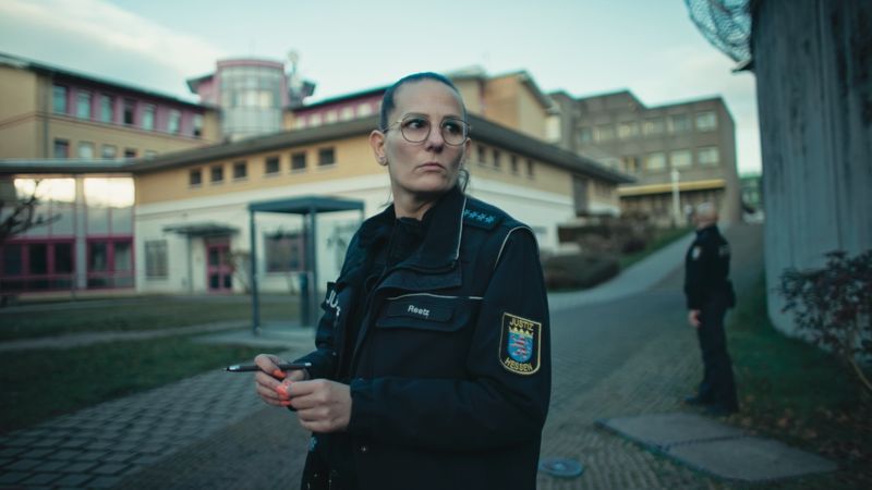 JVA-Beamtin Reetz kontrolliert den Hof vor jeder Freistunde der Inhaftierten. Sie stellt sicher, dass keine Überwürfe stattgefunden haben oder gefährliche Gegenstände im Hof herumliegen.