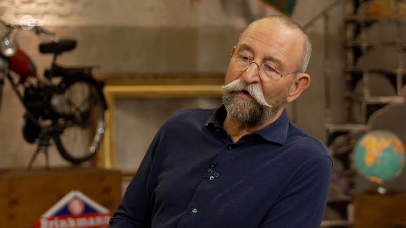 Horst Lichter glaubte, sich in dem mitgebrachten Kunstwerk wiederzuerkennen. "Das ist ein Porträt von mir", log er augenzwinkernd. "Ein kleines Teufelchen, das habe ich selber machen lassen", behauptete der Moderator in der neusten "Bares für Rares"-Ausgabe. Colmar Schulte-Goltz tat erst mal so, als glaube er dem Kollegen ...