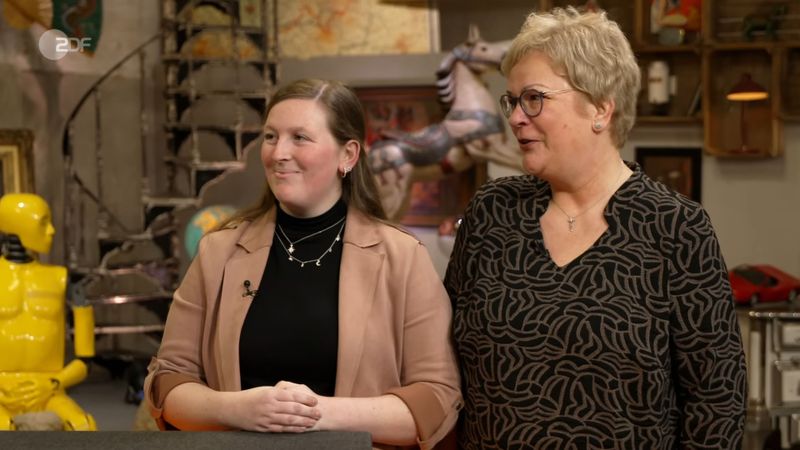 Natürlich wusste der Experte es eigentlich besser. Martina und die Schwiegertochter in spe Lisa hatten die Keramik-Kunst dabei. Martina hatte sie "gekauft, weil die keiner wollte". Moderator und Verkäuferin dagegen fanden das Mitbringsel "total hübsch".