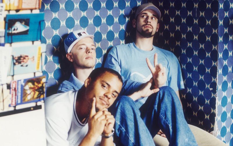 Kennen Sie diese drei noch? (von links) Denyo, Eißfeldt (aka Jan Delay) und DJ MAD bildeten in den 90er-Jahren die Absoluten Beginner und eroberten die Charts. Damals wie heute gehört Delay, dem nun mit "Forever Jan" eine neue ARD-Doku gewidmet wird, zu den prägendsten Figuren der Szene. Was er und andere Deutschrap-Größen von damals heute machen, erfahren Sie in der Galerie. 