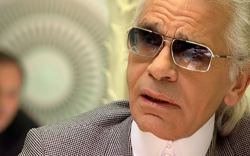 
Karl Lagerfeld, mal nicht im schwarzen Outfit, aber mit der gerunzelten Stirn der Skepsis und der Ironie.