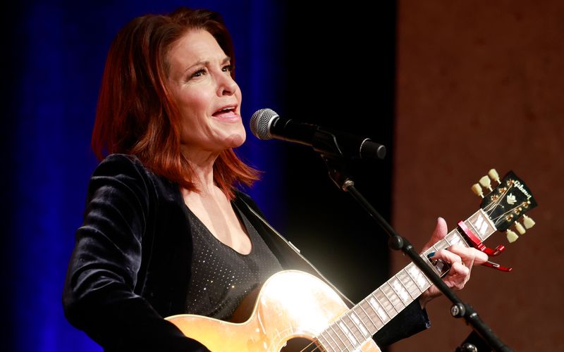 Sie ist Johnny Cashs älteste Tochter und stammte aus seiner ersten Ehe: Roseanne Cash, die am 24. Mai ihren 70. Geburtstag feiert, begann ihre Karriere als Backgroundsängerin für ihren Vater. 1976 nahm er ihren Song "Lost Has Lost Again" für eines seiner Alben auf, zwei Jahre später erschien ihr selbstbetiteltes Debüt. Riesige kommerzielle Erfolge konnte sie nie feiern, Cash erhielt aber zahlreiche Auszeichnungen, unter anderem vier Grammys.