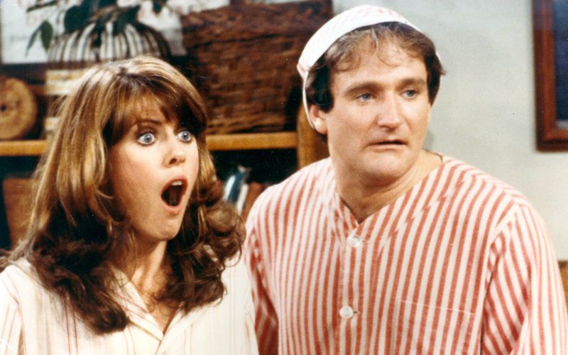Die Rolle als exzentrischer Außerirdischer in der Kult-Sitcom "Mork vom Ork" machte Robin Williams zum Star: In der letzten Folge der Serie reisen seine Figur und dessen Freundin Mindy (Pam Dawber) mithilfe magischer Schuhe durch die Zeit - jedoch weiter zurück als geplant. In der letzten Szene sieht man eine Höhlenmalerei des Paares, ihr weiteres Schicksal bleibt jedoch ungeklärt.