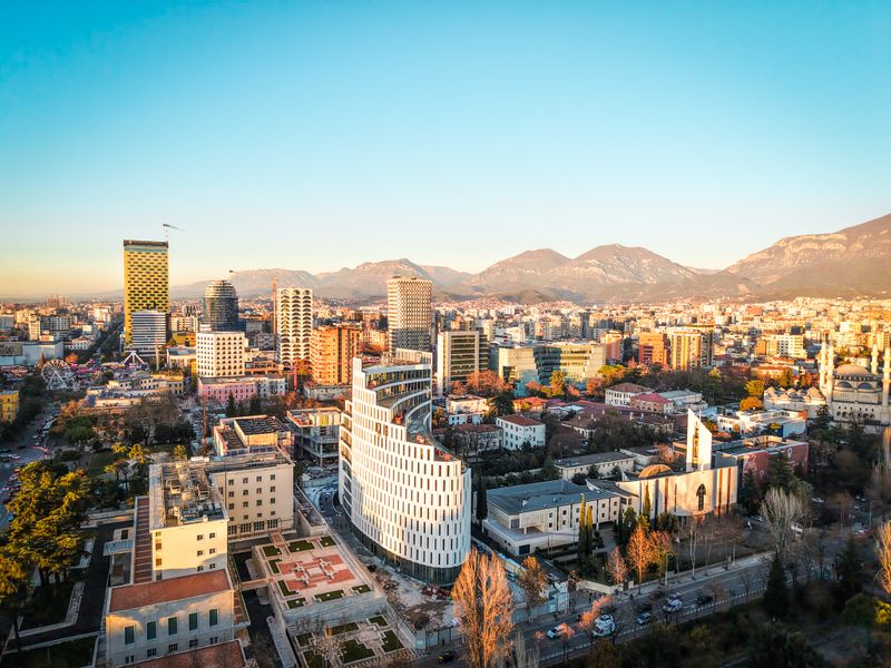 Tirana, die Hauptstadt Albaniens, zieht jedes Jahr mehr und mehr Besucherinnen und Besucher aus Europa an. 