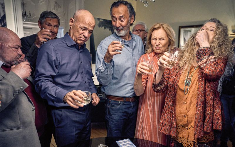 Wenn die Kleinen schlafen, lassen es die Großen in "Enkel für Fortgeschrittene" auch mal krachen: Gerhard (Heiner Lauterbach, dritter von links), Aydin (Ercan Durmaz, vierter von links), Karin (Maren Kroymann, zweite von rechts) und Philippa (Barbara Sukowa).